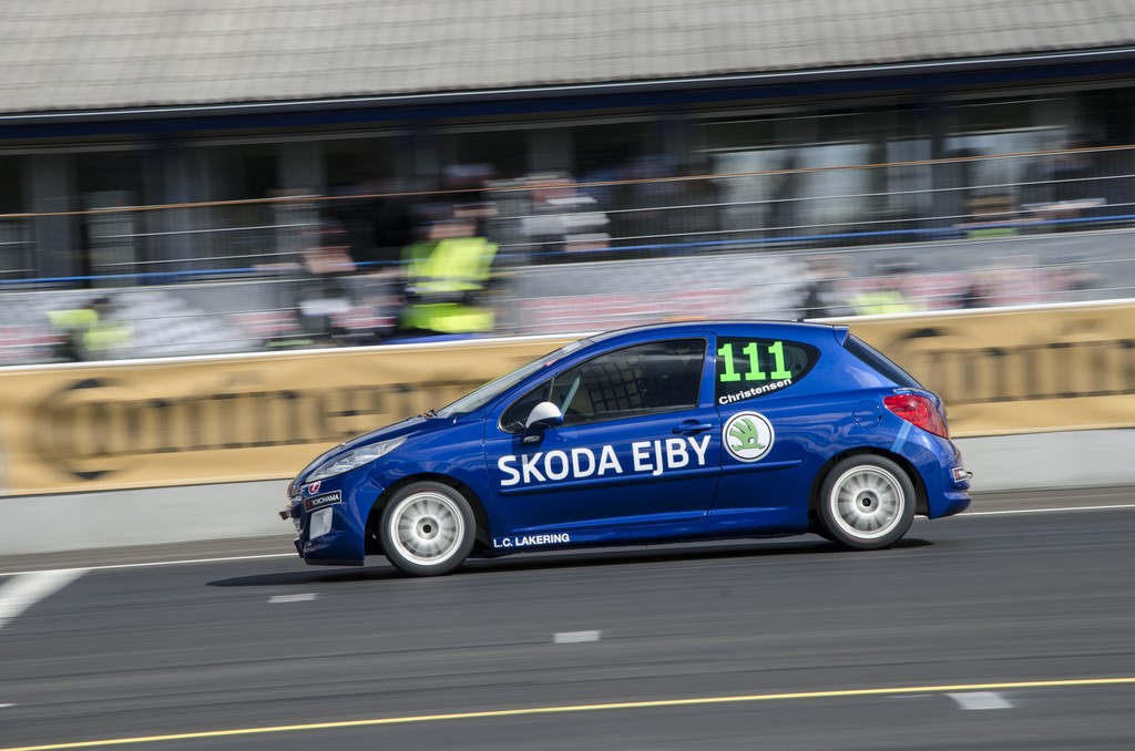 Morten Christensen var ude og lufte den flotte blå Peugeot 207. Med P2 i kvalifikationen viste han masser af fart, som desværre ikke rakte til en podieplads i denne omgang.
(Foto: Denner Photo)
